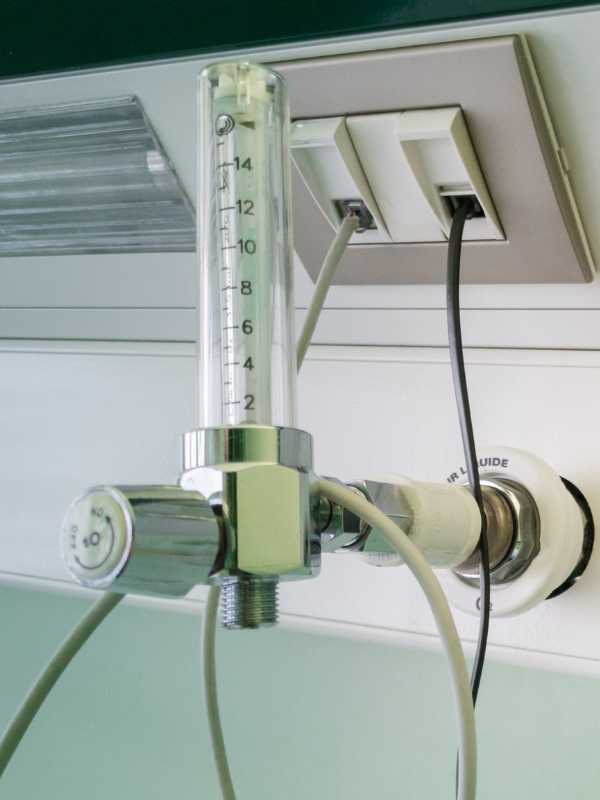 oxygen line and regulator in hospital room